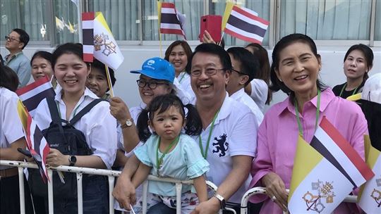 A espera nas ruas de Bangkok (foto: Papal Flight Press Pool)