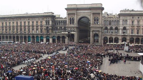 A multidão na Praça do Duomo em Milão. Participaram do funeral cerca de 30 mil pessoas (Foto Fraternità CL)