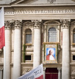 A foto oficial do Papa João Paulo II, na fachada de São Pedro.
