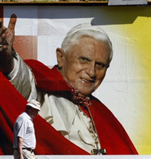 Cartaz anunciando a visita de Bento XVI.