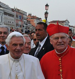 O cardeal Scola com Bento XVI em Veneza.