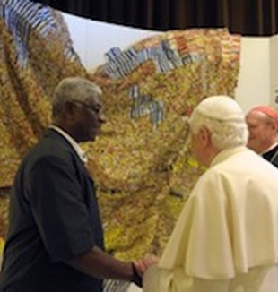 Bento XVI visita a mostra em sua homenagem.