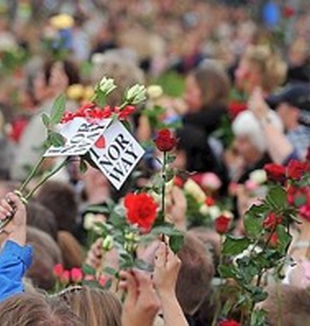 Oslo, a manifestação em memória das vítimas.