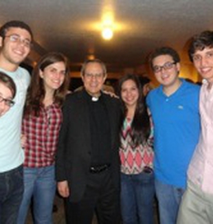 Padre Julián Carrón com alguns jovens de Miami.