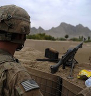 Um soldado dos EUA no Afeganistão.