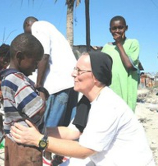 Irmã Marcella junto com as crianças no Haiti.