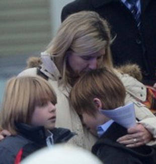 Newtown, uma mãe com os filhos após a tragédia.