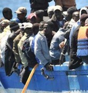 Imigrantes chegam em Lampedusa.