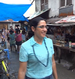 Antonietta em Manila, no vídeo ''A bela estrada''.