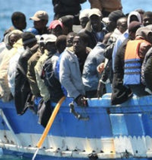 Um barco lotado de refugiados.