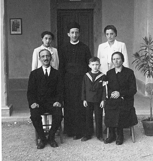 Désio (MB), 1945. Dom Giussani com a família no dia da primeira Missa. © Arquivo pessoal