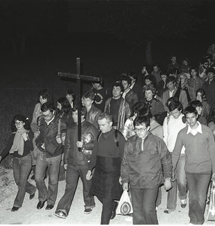 La Croce guida il primo Pellegrinaggio del 1978.