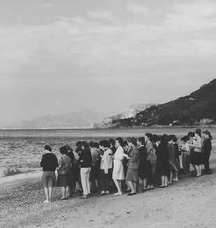 Varigotti (SV), 1958. Recitação das Laudes matutinas durante a Semana dos Estudantes. © Elio Ciol, Casarsa