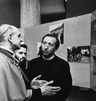 Milão, 1963. O Cardeal Montini na exposição de Elio Ciol sobre a caritativa na Bassa organizada pela Gioventù Studentesca.  © Fraternità di CL