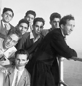 Farol de Portofino (GE), 1956. Dom Giussani em um passeio com um grupo de jovens. © Fraternidade de CL