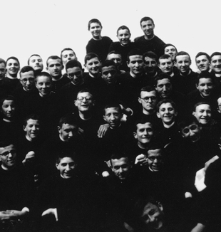 Venegono, 1945. Foto de grupo no Seminário Maior (Dom Giussani está no centro). © Arquivo pessoal Livia Giussani / Fraternidade de CL