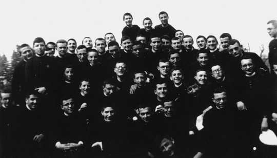 Venegono, 1945. Foto de grupo no Seminário Maior (Dom Giussani está no centro). ©Arquivo pessoal Livia Giussani - Fraternidade de CL
