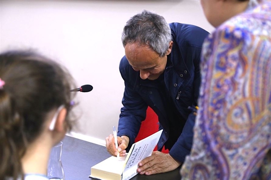 Padre Carrón autografando ''A Beleza desarmada'' em Girona
