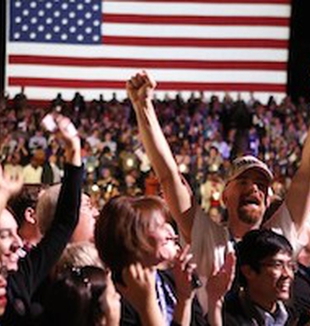 Eleitores americanos durante a noite da eleição.