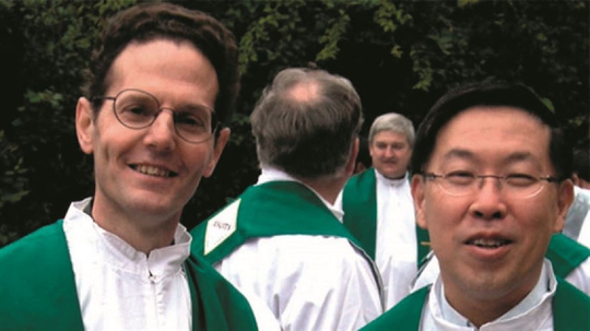 A esquerda, o jesuíta padre Renzo De Luca