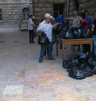 A distribuição das cestas de alimentos em Alepo