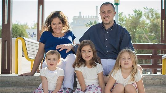 A família Avallone: Silvia, grávida, com Roberto e suas filhas