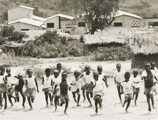 Crianças em Kiringye, na década de 1970