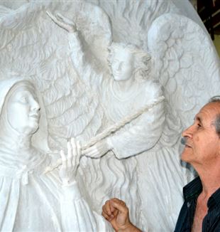 Hildebrando Lima e uma de suas esculturas