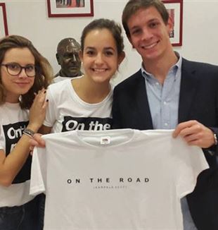 Gaia (no centro) com uma das camisetas "On the road"