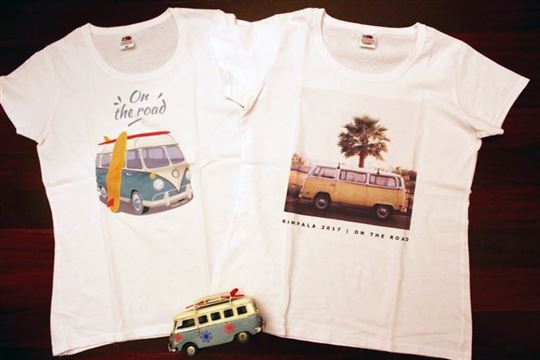 Dois modelos de camiseta da coleção