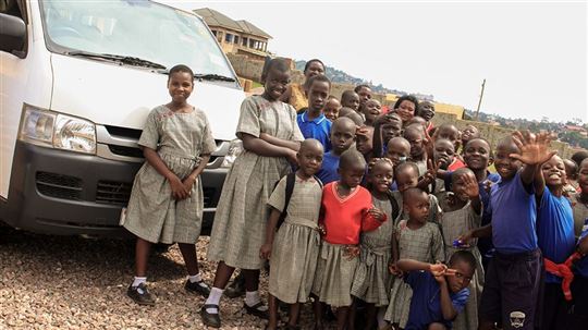 As crianças de Kampala diante do micro-ônibus novo
