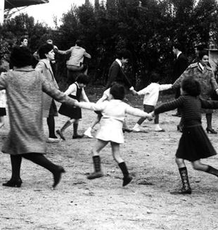 Um momento de brincadeiras durante a caritativa na Bassa de Milão, nos Anos Sessenta.