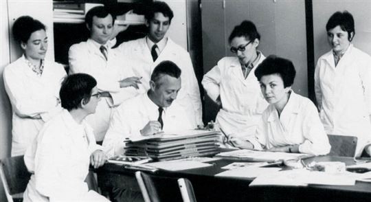 Jérôme Lejeune e (sentada à direita) Maria Zannotti, sua aluna nos Anos 60, que levou para Bolonha a pesquisa sobre a trissomia 21.