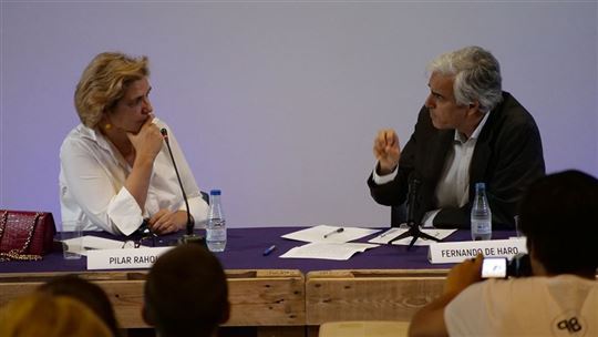 O jornalista Fernando de Haro dialoga com Pilar Rahola