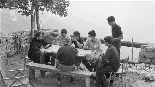 Em Subiaco, nos anos sessenta, Dom Giussani e William Congdon com um grupo de jovens no eremitério do Beato Lorenzo