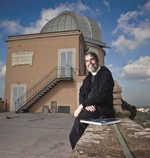Guy Consolmagno (Detroit, 1952). Formou-se em 1975 no MIT. Em 1991 fez os votos como Irmão jesuíta. Começou a trabalhar no Observatório Vaticano em 1993, tornando-se seu diretor em 2015. É um dos maiores especialistas mundiais em meteoritos, asteróides e 