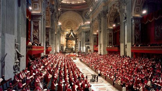 Uma sessão do Concílio Vaticano II na Basílica de São Pedro