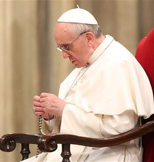 O Papa Francisco reza o Rosário