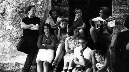 Dom Giussani com um grupo de jovens em Varigotti em 1969. Quem está a seu lado é o padre Emmanuel Braghini (©Fraternità di CL)