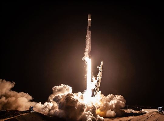 O lançamento do foguete Falcon 9 na missão Sacom-1A
