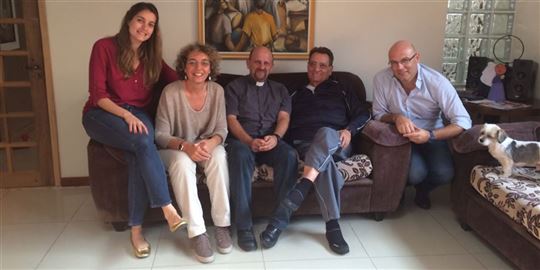 Mario Ottoboni (quarta a partir da esquerda) com pe. Julián de la Morena e alguns amigos de CL