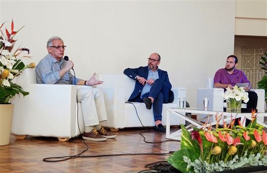 Fernando, Costantino e Rafael no encontro sobre o diálogo