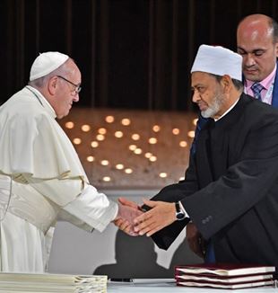 O Papa Francisco com o Grão-Imã de Al-Azhar, Ahamad al-Tayyib, após a assinatura