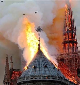 O incêndio na catedral de Paris