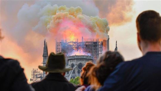 O incêndio visto das margens do Sena