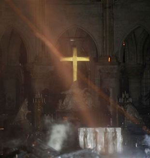 A abside da catedral de Paris depois do incêndio