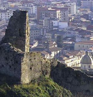 O castelo normando-suábio que domina Lamezia Terme