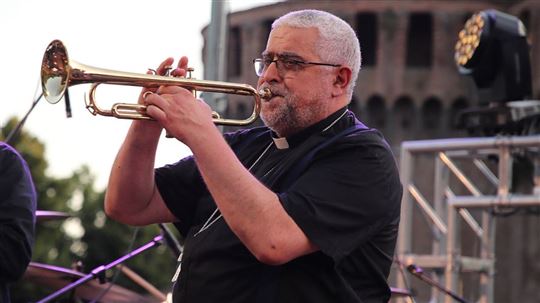 Dom Mosciatti tocando trompete