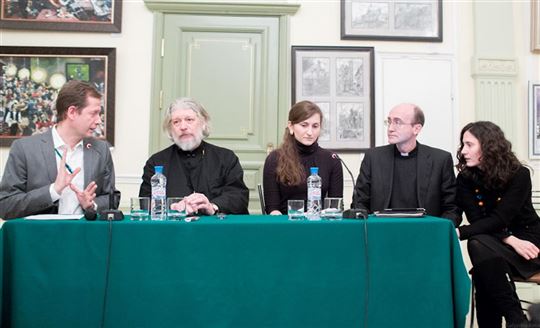 Encontro na Biblioteca do Espírito com (da esquerda) Jean François Thiry, o padre Aleksei Uminskij, Tania Koneva, Javier Prades e Isabel Almería