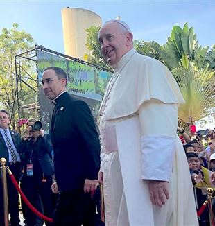 Papa Francisco na chegada à vila de Wat Roman, na Tailândia